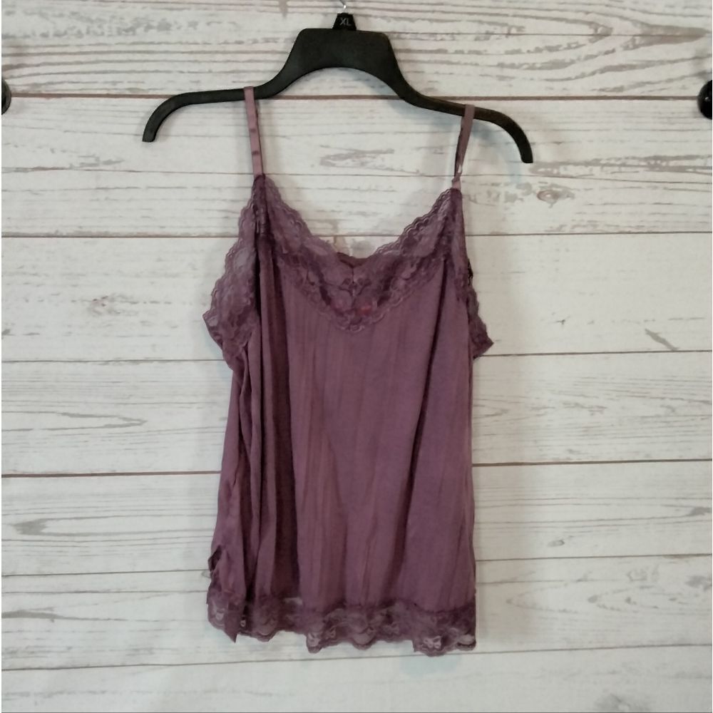 Liz Lange woman's maternity top